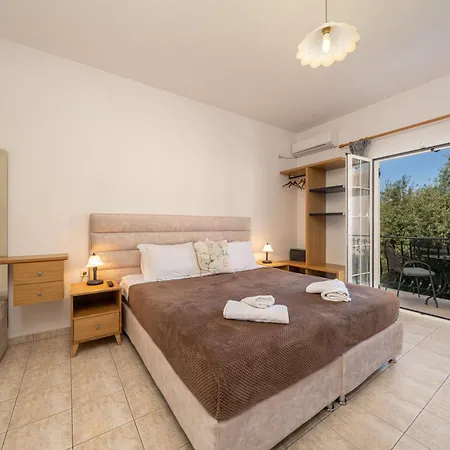 Dimitris Apartman Karavómilosz