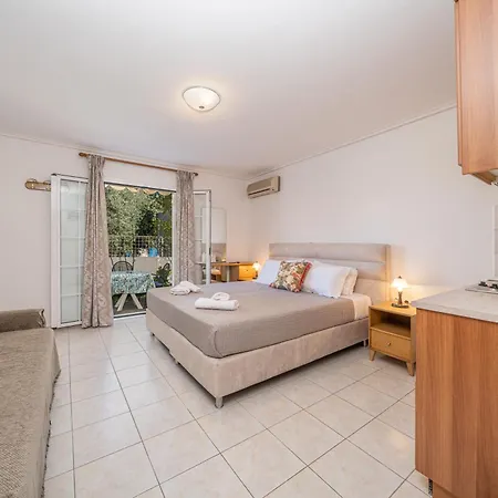 Dimitris * Karavómilosz